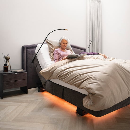 Comfortabel_lezen_in_bed_met_elektrische_relaxstanden_hoog-laag_bed-Oct-09-2024-02-56-38-5669-AM