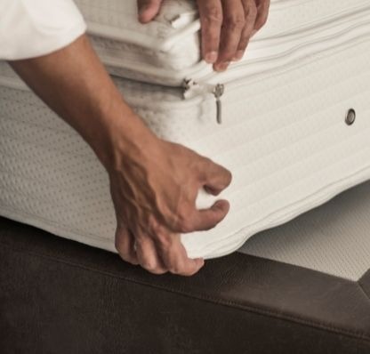 Een Well-Fair pocketveren matras waarbij de topper er op bevestigd is.